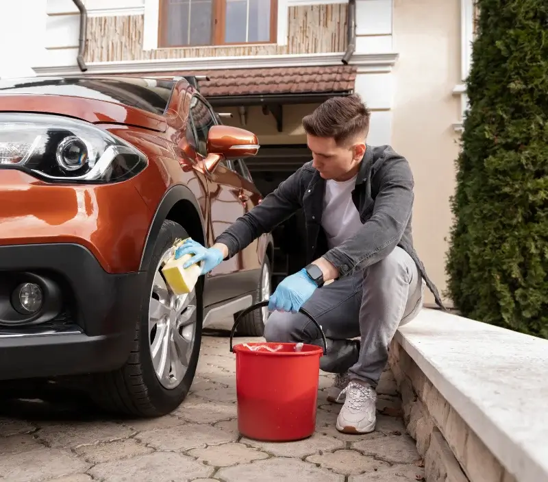 Lavage auto à domicile Pujo : professionnel intervenant sur un véhicule